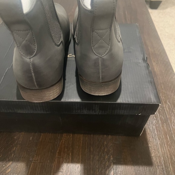 NWOT- Toecap charcoal Chelsea boot